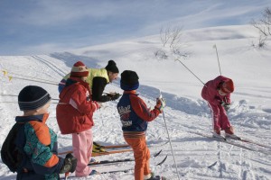 Uno degli istruttori alle prese con i bambini